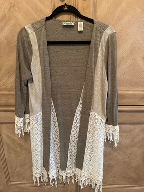 gimmicks by BKE Heather Gray Open Cardigan with Cream Label Detail